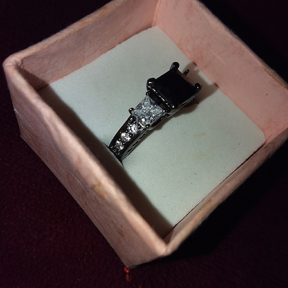 Beautiful 10kt black gold ring Sz 6